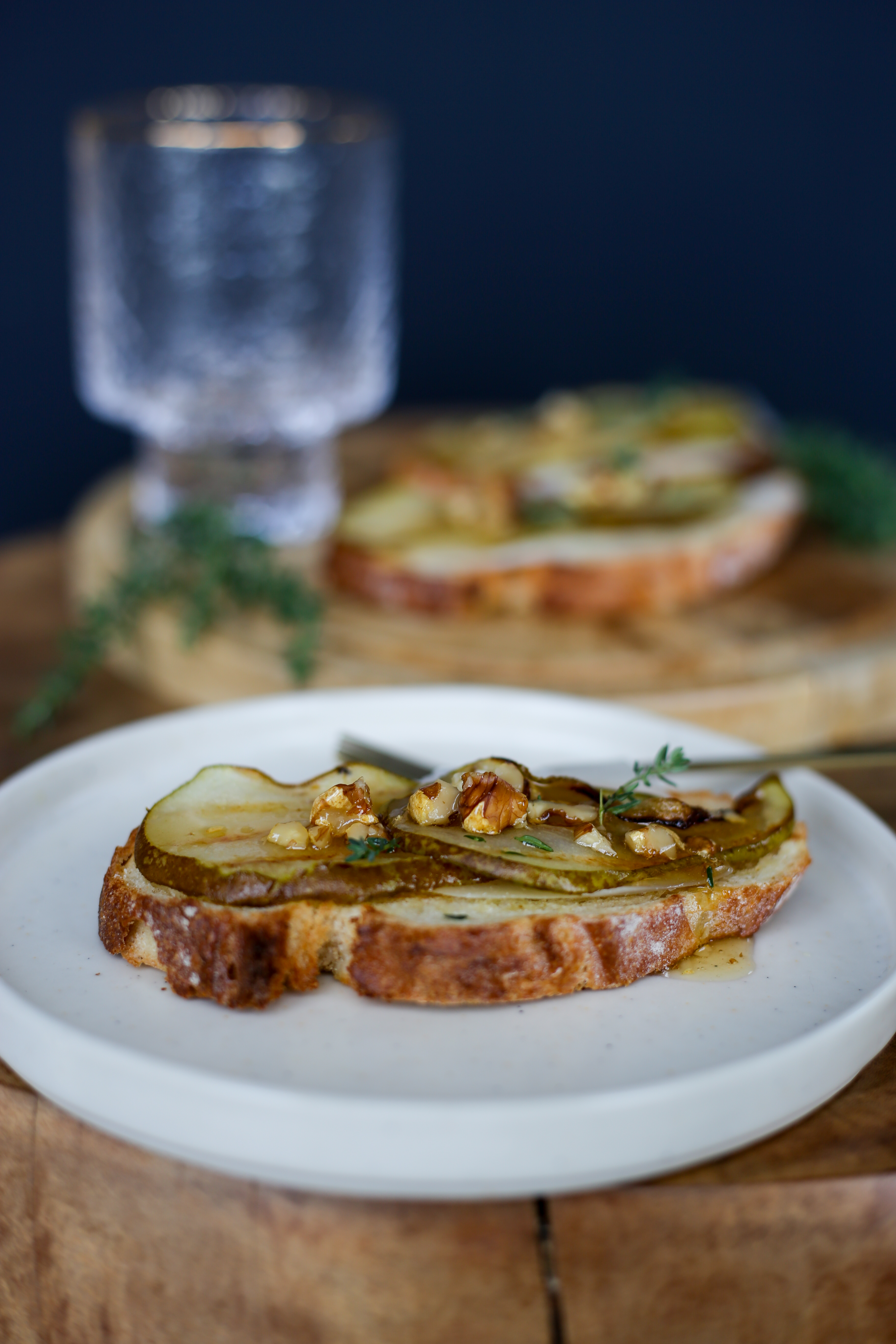 Crostini met peer, Parmezaanse kaas en rozemarijnhoning