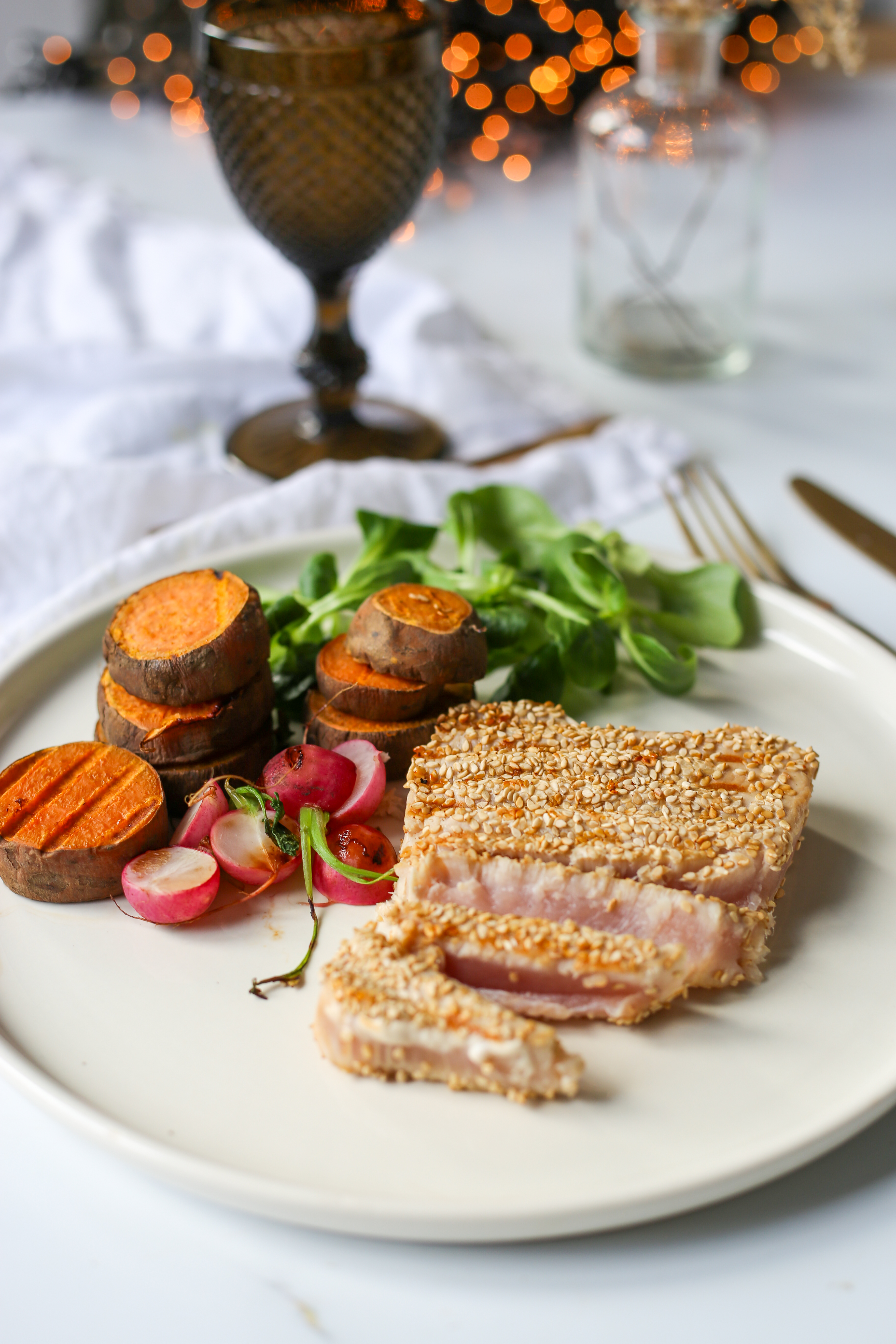 Gegrilde tonijn met gegrilde zoete aardappel, radijzen & sesam-mayonaise