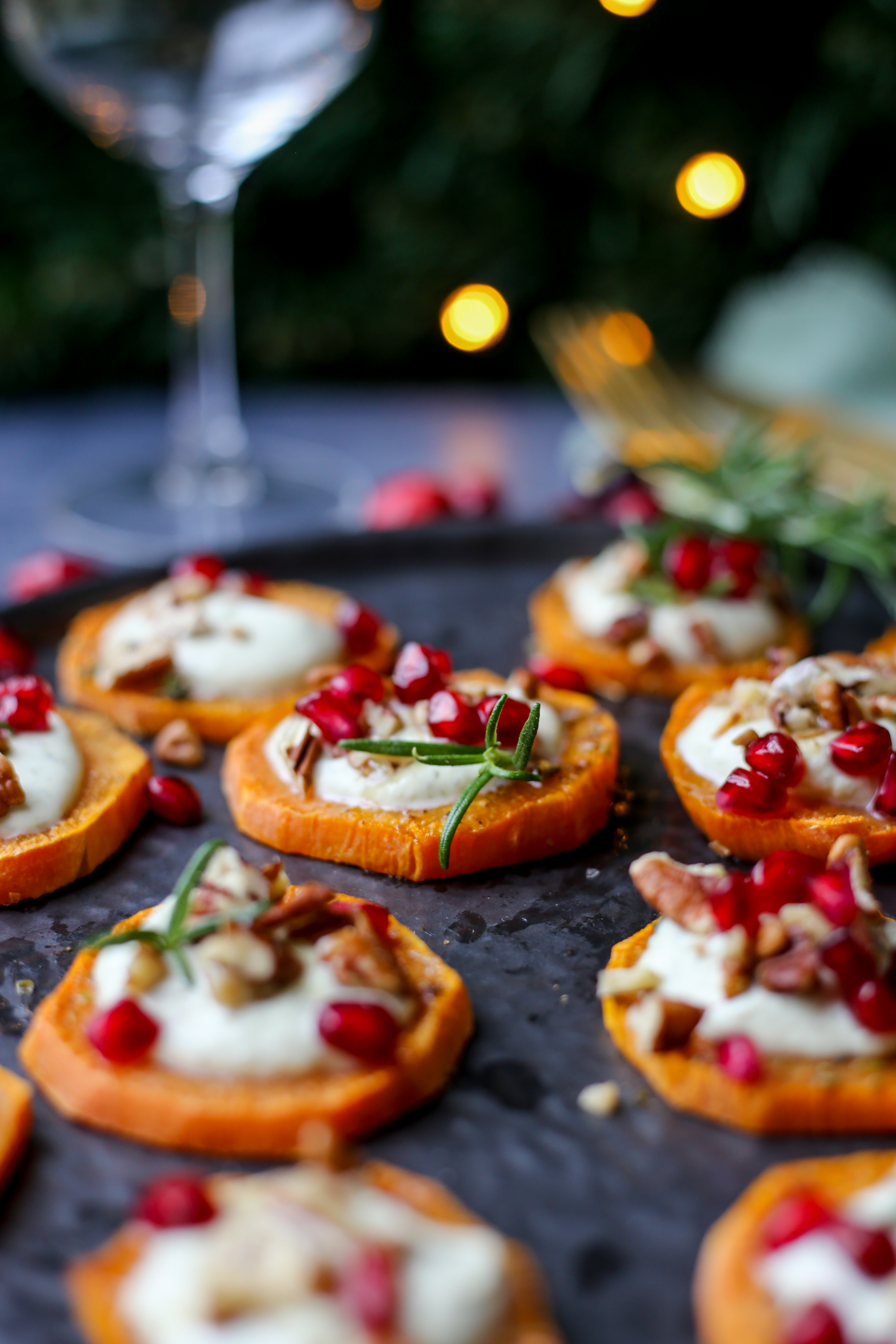 Zoete aardappeltoast met opgeklopte geitenkaas.